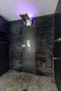那不勒斯luxury suite San Carlo的带淋浴和黑色墙壁的浴室