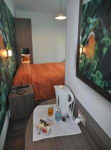 皮内托米拉马雷酒店的一间设有床和桌子的房间,配有搅拌机