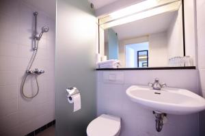 阿尔梅勒安诺酒店的一间带水槽、卫生间和镜子的浴室