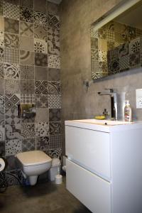 罗夫诺Apartment on Volodymyra Stelmakha 1b的一间带卫生间、水槽和镜子的浴室