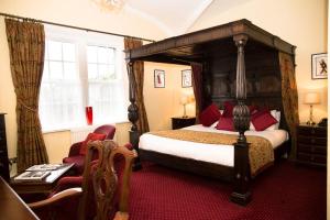 塔维斯托克贝福德酒店的一间卧室设有一张大床和一个窗户。