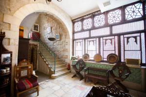 耶路撒冷耶路撒冷酒​​店的大型客房设有楼梯和大窗户