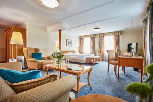 艾施河畔诺伊斯塔特艾列尔酒店的酒店客房设有床和客厅。