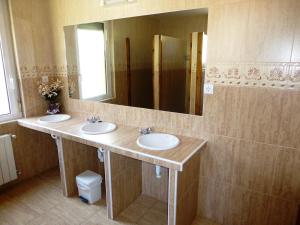 埃斯皮纳马布里斯观光旅舍的一间带两个盥洗盆和大镜子的浴室