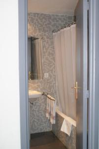 马德里阿纳科酒店的浴室配有淋浴帘和盥洗盆。