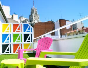马德里阿纳科酒店的两把五彩缤纷的椅子坐在屋顶上