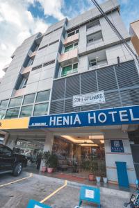 杜马格特Henia Hotel的带有读Heima酒店标志的酒店