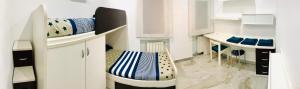 马德里Best apartment near REAL MADRID Stadium的小房间设有白色橱柜和蓝色椅子