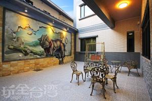 鱼池乡日月潭-旅台客居的一个带桌椅的庭院和一幅马画