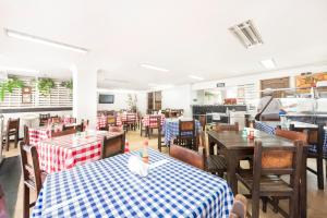 佩雷拉Ayenda 1120 Hotel Comercial的一间带桌椅的餐厅和一间自助餐厅