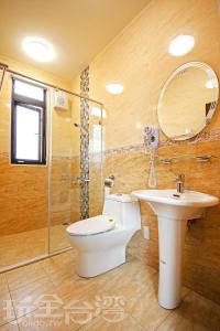 鱼池乡日月潭-旅台客居的一间带卫生间、水槽和镜子的浴室