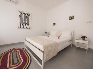 南威Kibanda Lodge and Beach Club的一间白色卧室,配有床和地毯