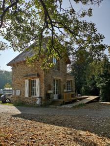 拉·费特·苏·茹埃尔Camping des Bondons的石头房子前面有长凳