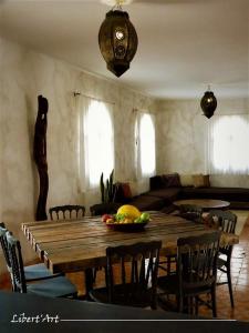 索维拉Libert'Art的客厅配有木桌和椅子