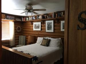Canyon Wren Bed and Breakfast客房内的一张或多张床位