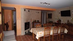 圣比森特德拉松谢拉75 Avenida de la Rioja的一间带桌椅和壁炉的用餐室