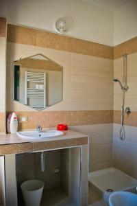 巴里san nicola d'amare的一间带水槽、镜子和淋浴的浴室