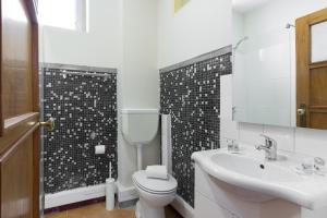 波尔图OPO Bolhao Flats by Destiny Houses的浴室配有白色卫生间和盥洗盆。