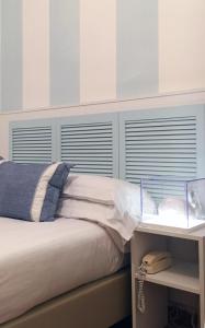 马尔米堡Raffaelli Villino Limoni的一间卧室配有一张蓝色百叶窗的床