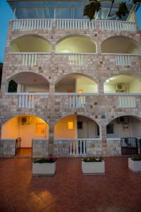 佩特罗瓦纳莫鲁武科蒂奇别墅酒店的一座大型砖砌建筑,设有两个阳台