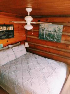 Cozy Cub Log Cabin - Year Round Tranquil Beauty客房内的一张或多张床位