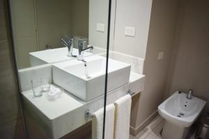 内乌肯Cyan Soho Neuquén Hotel的白色的浴室设有水槽和卫生间。
