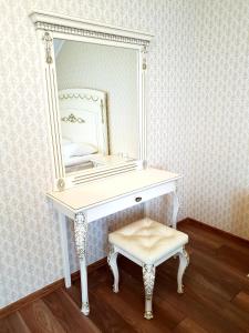 TarashchaPride的白色梳妆台、镜子和凳子