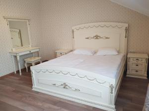 TarashchaPride的卧室配有白色的床和镜子