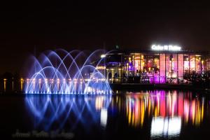 昂吉安班斯une chambre ENGHIEN LES BAINS centre gare的夜间在建筑物前的喷泉