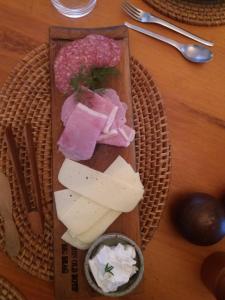 鲸湾港Haus Schaaf b&b的一块带奶酪和一碗酱的木板