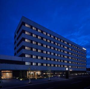 广野町哈塔格福岛广岛酒店的一座大型办公楼,前面有一个钟