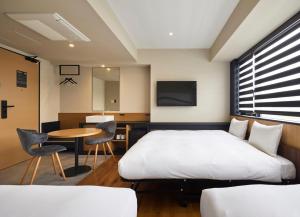 广野町哈塔格福岛广岛酒店的酒店客房配有一张床铺和一张桌子。