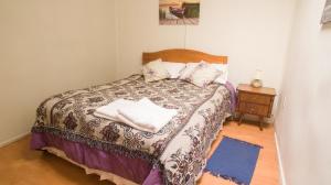 蓬塔阿雷纳斯Aska Patagonia的一间卧室配有一张床,上面有两条毛巾