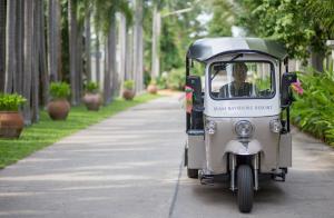 南芭堤雅Siam Bayshore Resort Pattaya的开车在路上驾驶小汽车的人