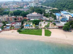 南芭堤雅Siam Bayshore Resort Pattaya的海滩上的度假村的空中景致