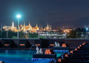 曼谷D&D Inn Khaosan的享有城市天际线的美景。