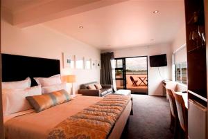 纳皮尔海洋世界汽车旅馆的一间带大床的卧室和一间客厅