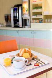 伊帕尼普莱米尔克拉西安纳西北酒店 - 埃帕尼的盘子,盘子上放一盘面包和一杯咖啡