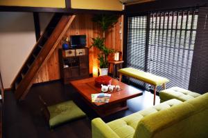 近江八幡市Guesthouse Mio的客厅配有沙发和桌子
