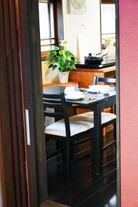 近江八幡市Guesthouse Mio的餐桌、椅子和植物桌子
