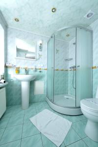 基辅莱特及哈勃酒店的带淋浴、盥洗盆和卫生间的浴室
