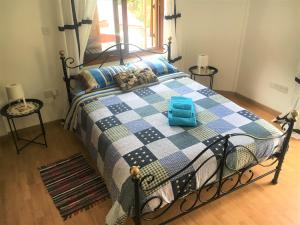 MoutoullasGold Mountain House的一间卧室配有一张带蓝色毛巾的床