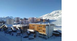 土绪尔Appartement traversant résidence chaput 2 - 2 pièces - 6 personnes - vue sur front de neige的山旁的雪地建筑