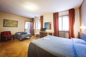 奥斯塔罗马酒店的酒店客房设有一间带两张床和椅子的卧室