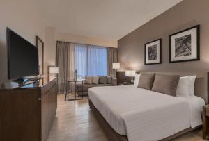 宿务Seda Ayala Center Cebu的配有一张床和一台平面电视的酒店客房
