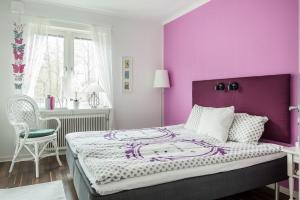 Härryda兰德维特民宿的紫色卧室,配有一张紫色墙壁床