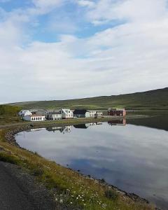 Borðeyri塔安加胡斯旅馆的一大片水,有房子和建筑物