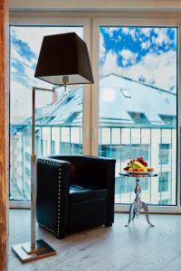 杜塞尔多夫Boutique Hotel Düsseldorf Berial的客厅配有沙发和一张带一盘食物的桌子