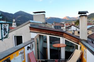 布列瑟农ADAM Suites - Brixen Card included的享有背景山景建筑的景致。