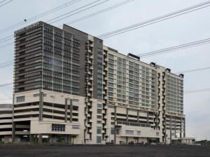 努沙再也Hotel Holmes Gp的大型公寓大楼设有许多窗户